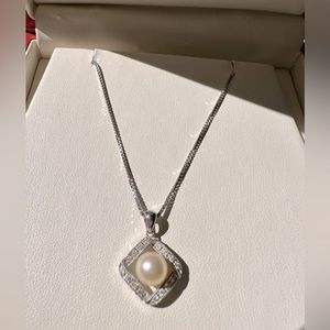 14k white gold, cultured pearl, and diamond pendant necklace